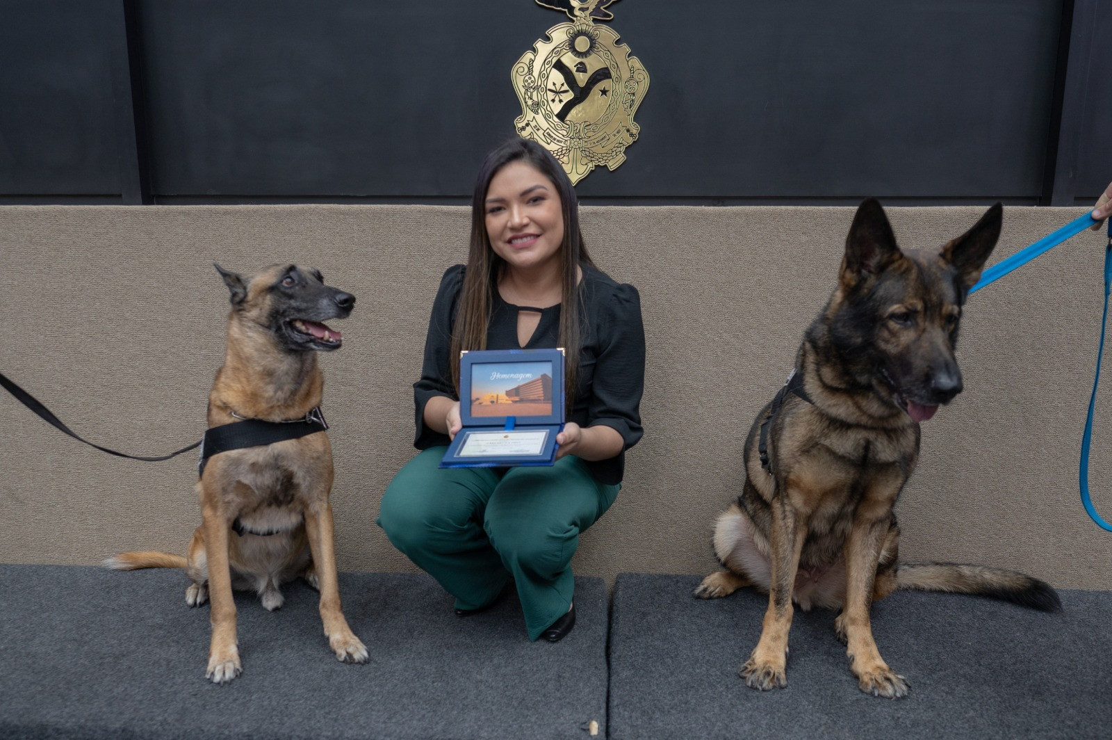 Cães de faro da RFB, Deco e Odin, são homenageados pela Assembleia Legislativa do Estado do Amazonas