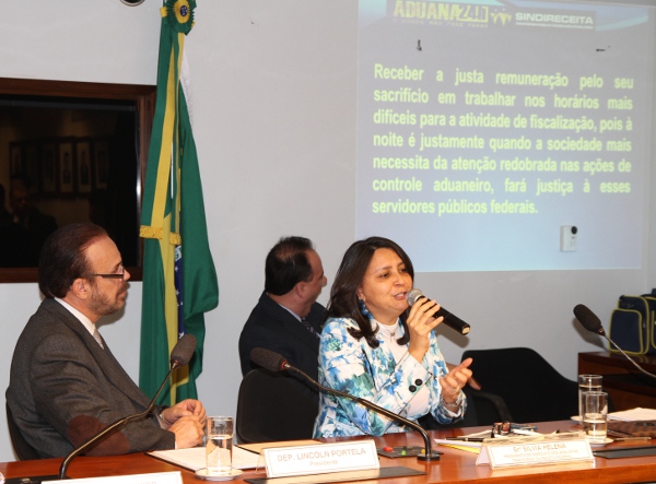 A presidenta do Sindireceita destacou a importância da inclusão dos Analistas-Tributários no texto da PEC, em especial, os servidores lotados em portos e aeroportos que operam em regime de escala de trabalho sem interrupções no período noturno, nos finais de semana e feriados