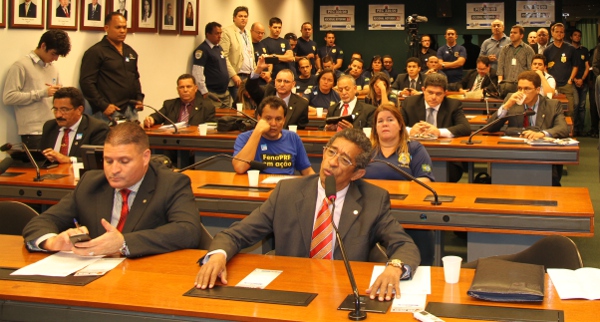 O deputado Vicentinho (PT-SP), autor do PEC 339, parabenizou a presidenta do Sindireceita pela apresentação e pelo trabalho realizado em favor do fortalecimento da Aduana brasileira